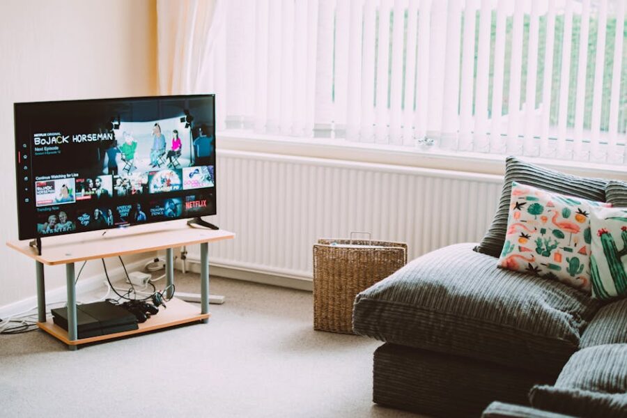 Een modern tv-paneel in een stijlvolle woonkamer met een televisie en decoratieve elementen.