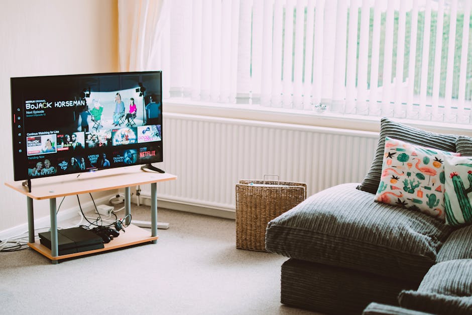 Een modern tv-paneel in een stijlvolle woonkamer met een televisie en decoratieve elementen.