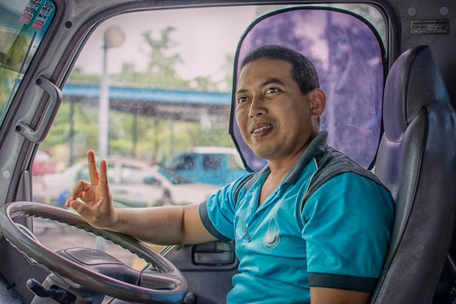 Een buschauffeur van Connexxion rijdt een bus door de stad, met een focus op klantvriendelijkheid en veilig vervoer.