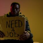 Een werkzoekende die begeleiding krijgt van een HRM specialist bij het zoeken naar een geschikte baan.