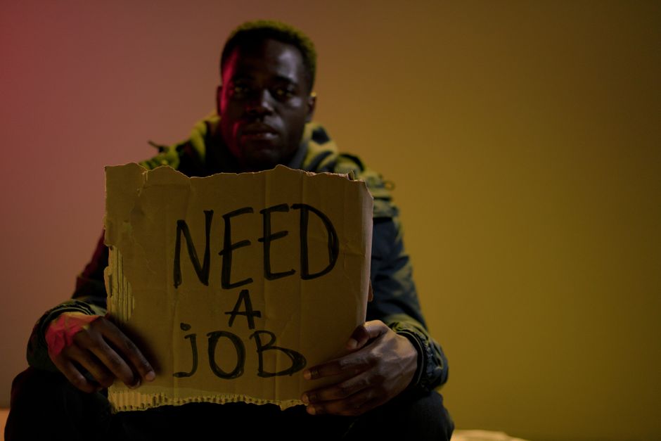 Een werkzoekende die begeleiding krijgt van een HRM specialist bij het zoeken naar een geschikte baan.