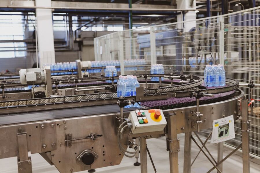 Moderne verpakkingsmachines in de voedingsindustrie voor efficiënte en hygiënische verpakking van producten.