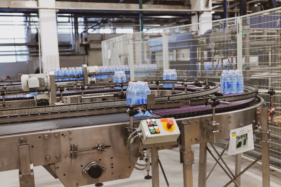 Moderne verpakkingsmachines in de voedingsindustrie voor efficiënte en hygiënische verpakking van producten.